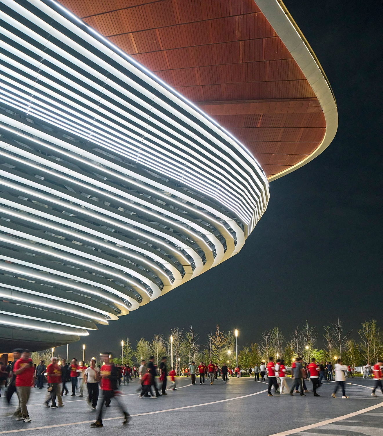 Zaha Hadid Architects построила стадион в форме седла в китайском Сиане