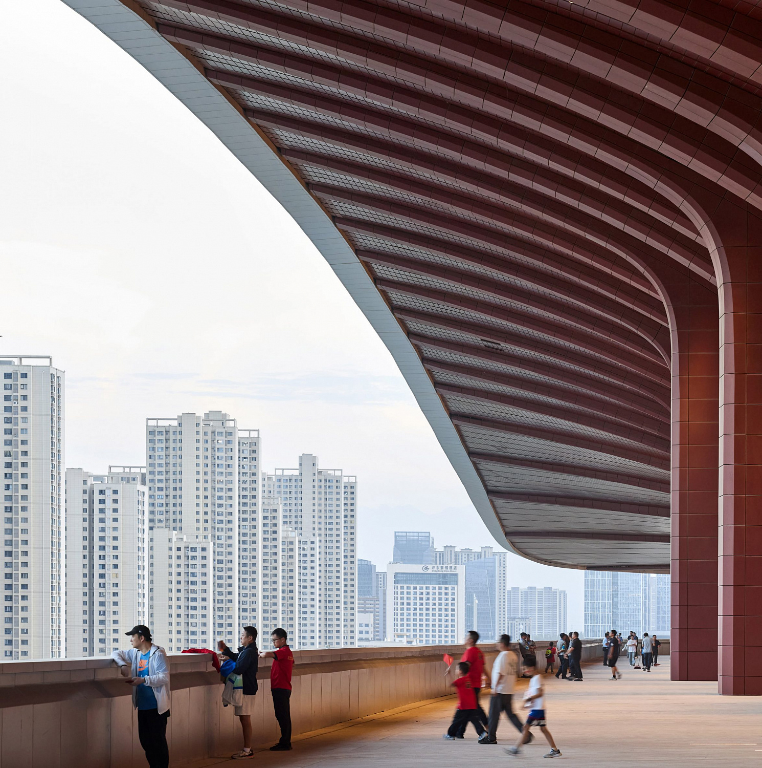 Zaha Hadid Architects построила стадион в форме седла в китайском Сиане