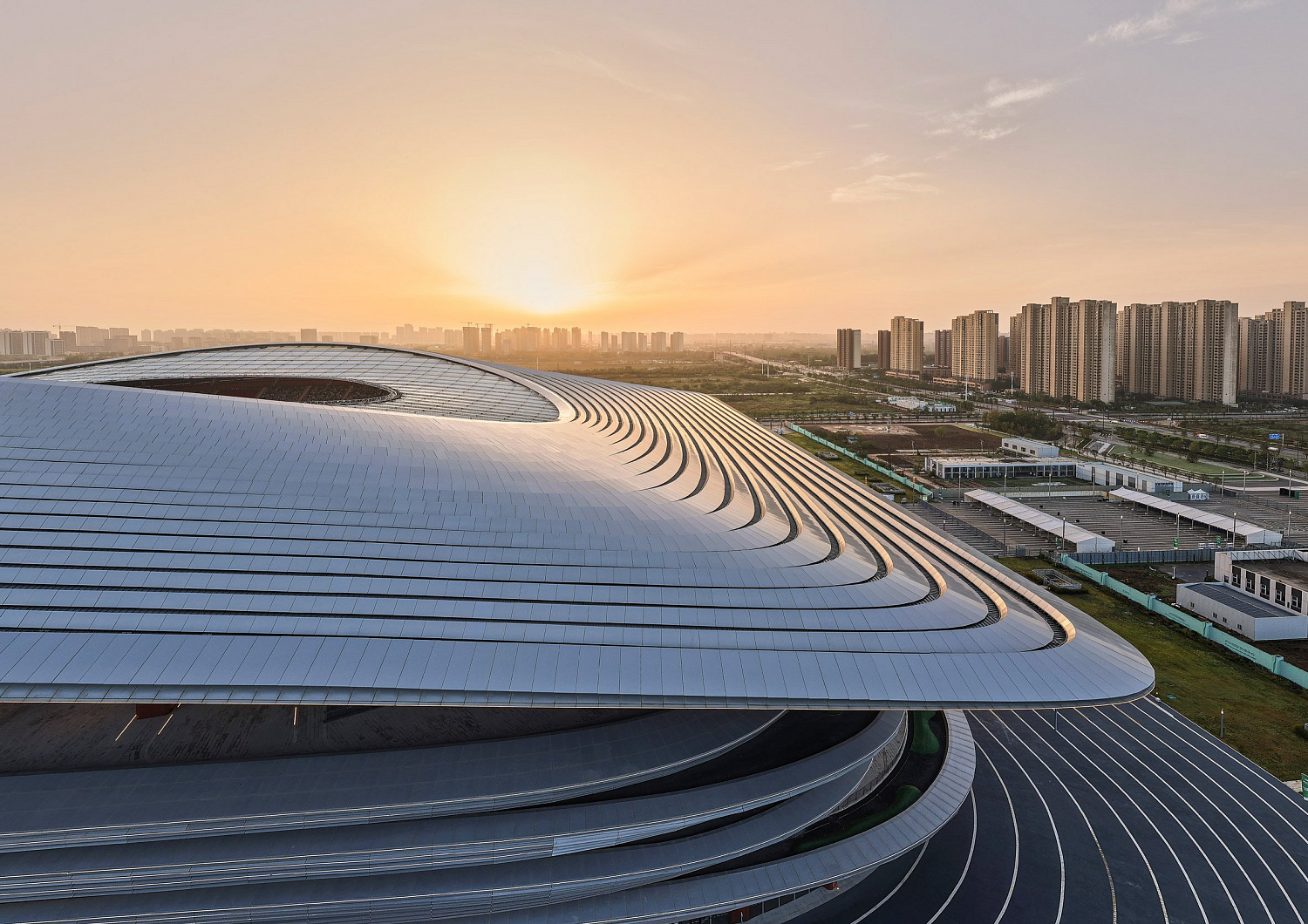 Zaha Hadid Architects построила стадион в форме седла в китайском Сиане