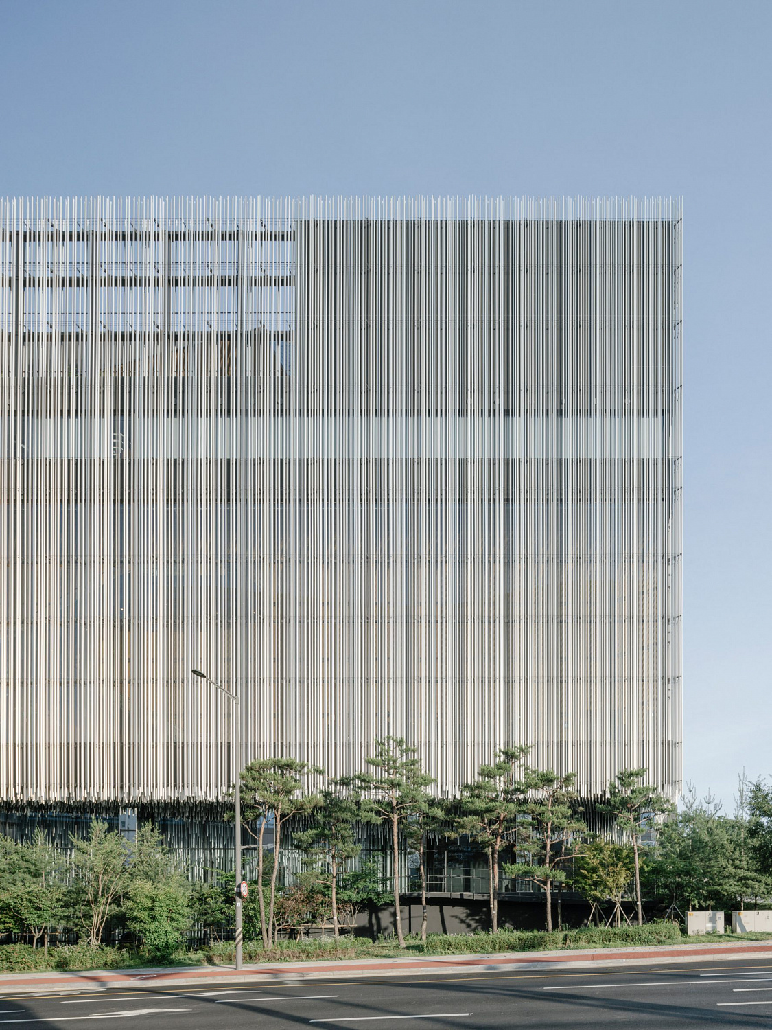 Kengo Kuma окутывает музей в Сеуле каскадными алюминиевыми трубами