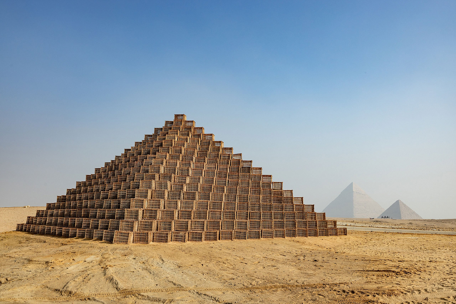 Сад скульптур на фоне пирамид в Гизе