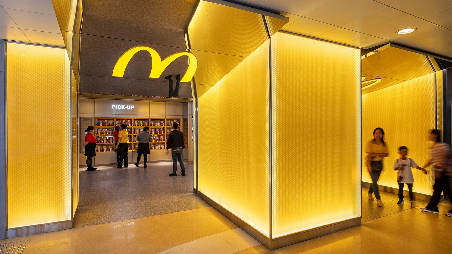 Landini Associates создали «эмоциональный» McDonald's в Гонконге