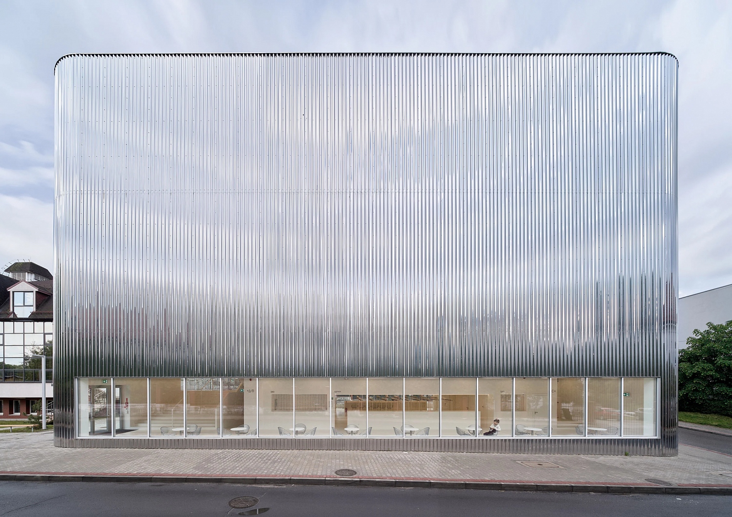 SLAS Architekci окутывает польский концертный зал зеркальным стальным фасадом