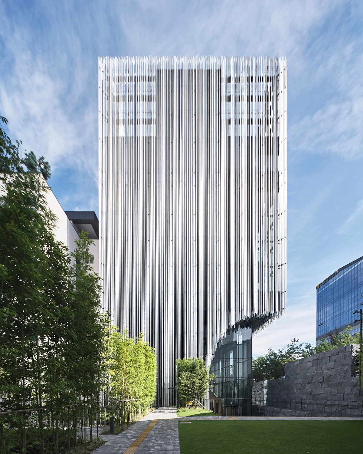 Kengo Kuma окутывает музей в Сеуле каскадными алюминиевыми трубами