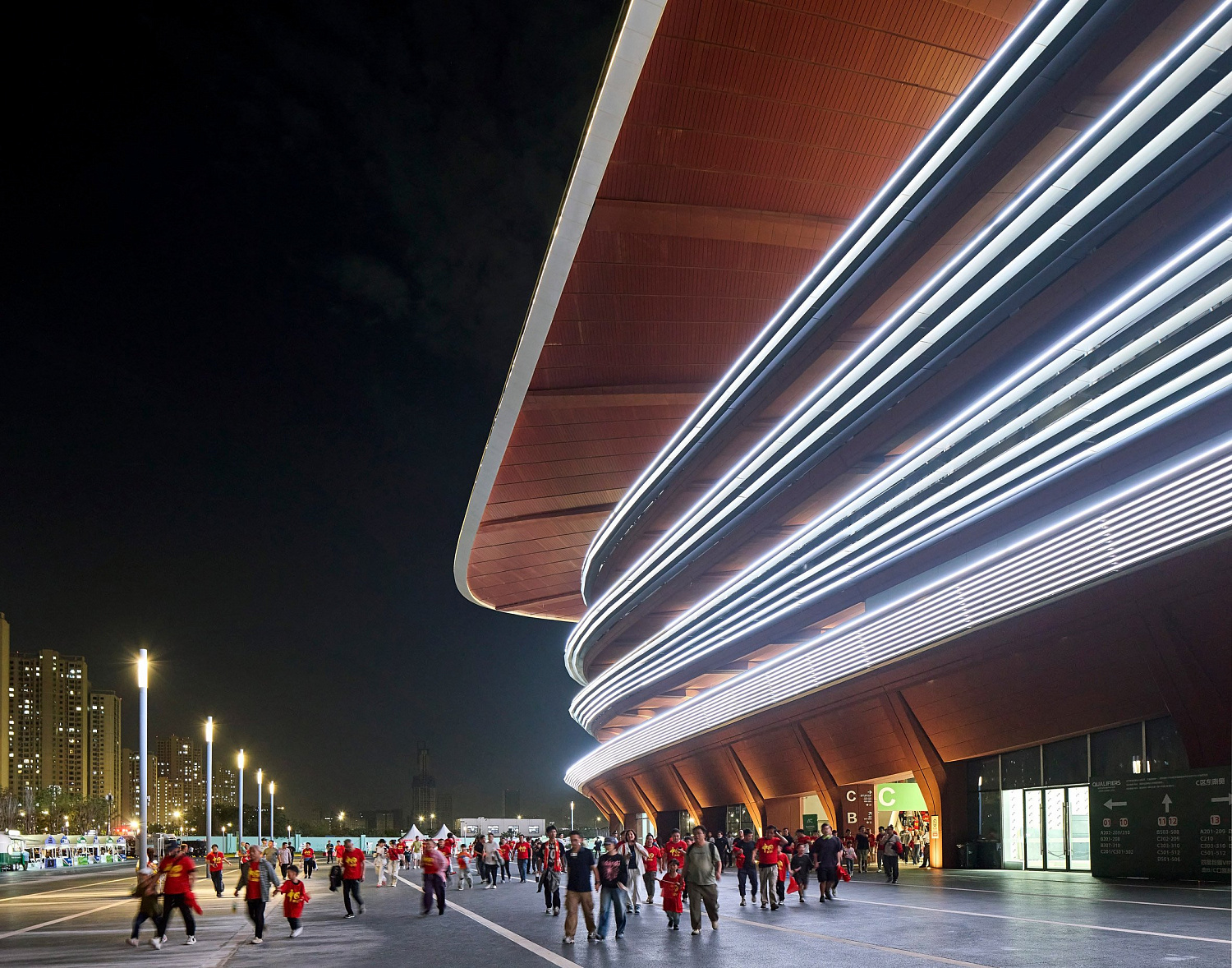 Zaha Hadid Architects построила стадион в форме седла в китайском Сиане