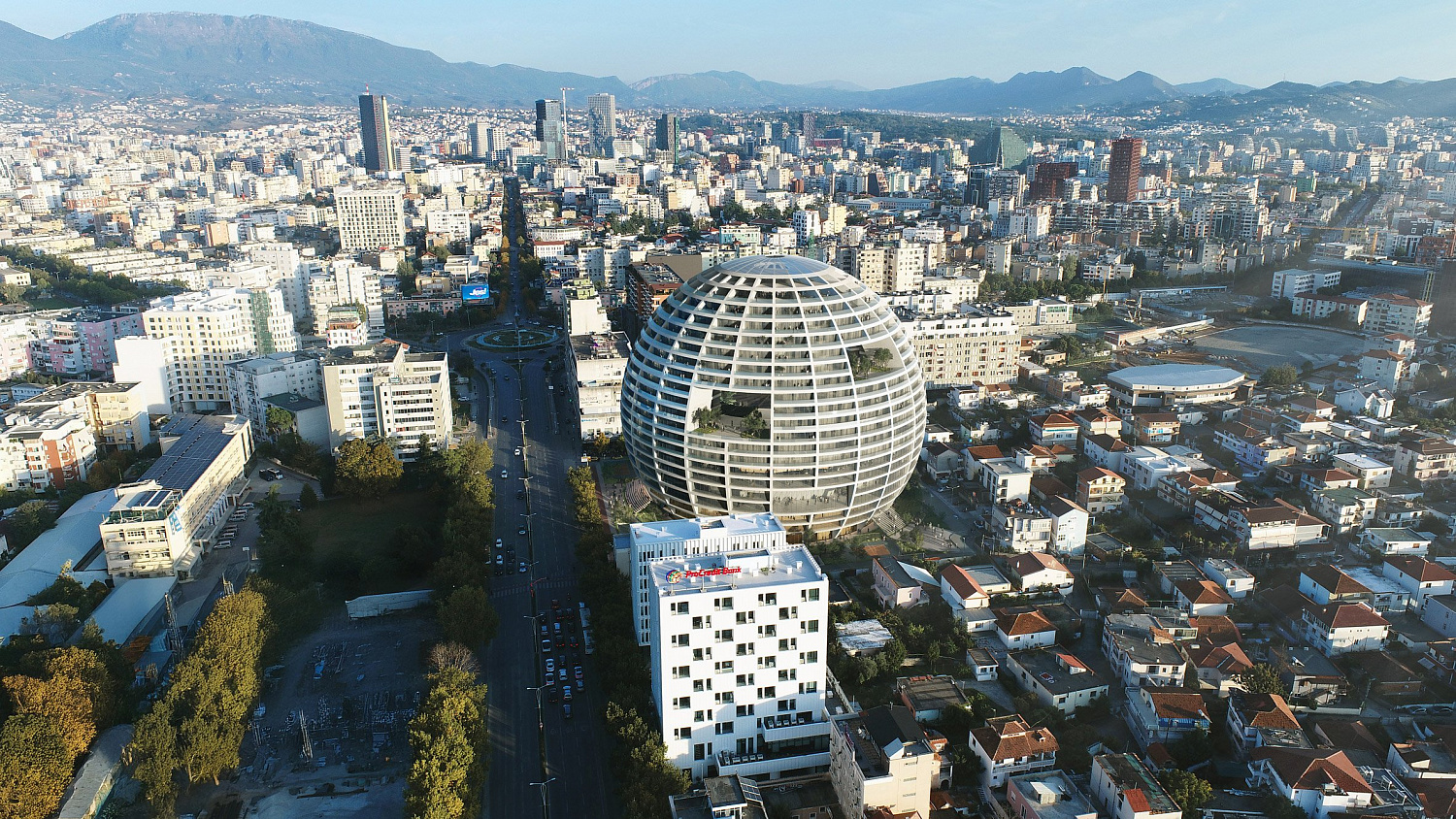 MVRDV спроектировала гигантскую сферу для спортивной арены в Тиране