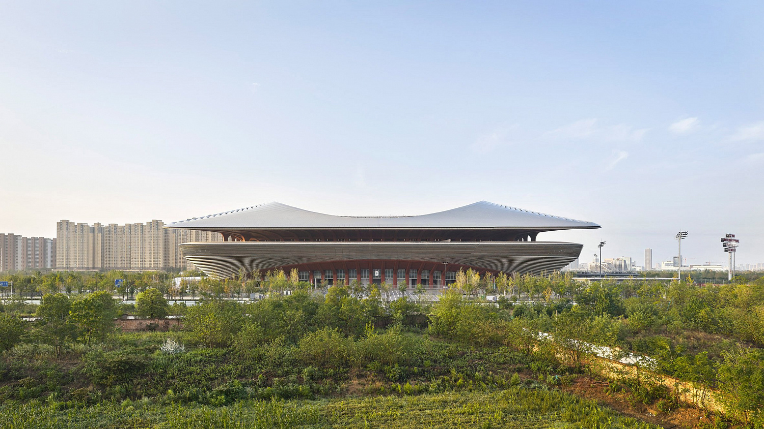 Zaha Hadid Architects построила стадион в форме седла в китайском Сиане