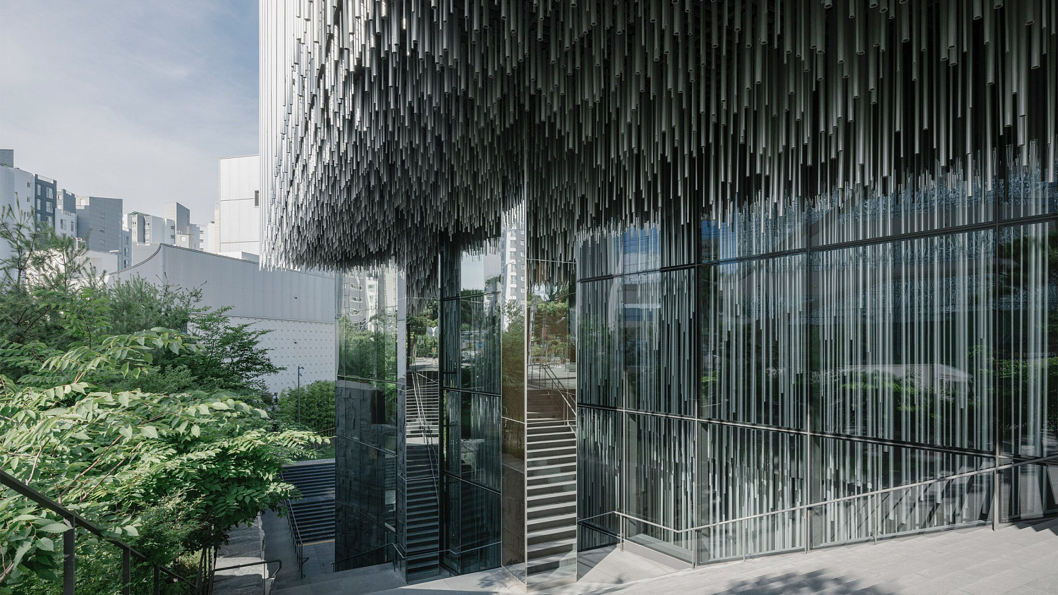 Kengo Kuma окутывает музей в Сеуле каскадными алюминиевыми трубами