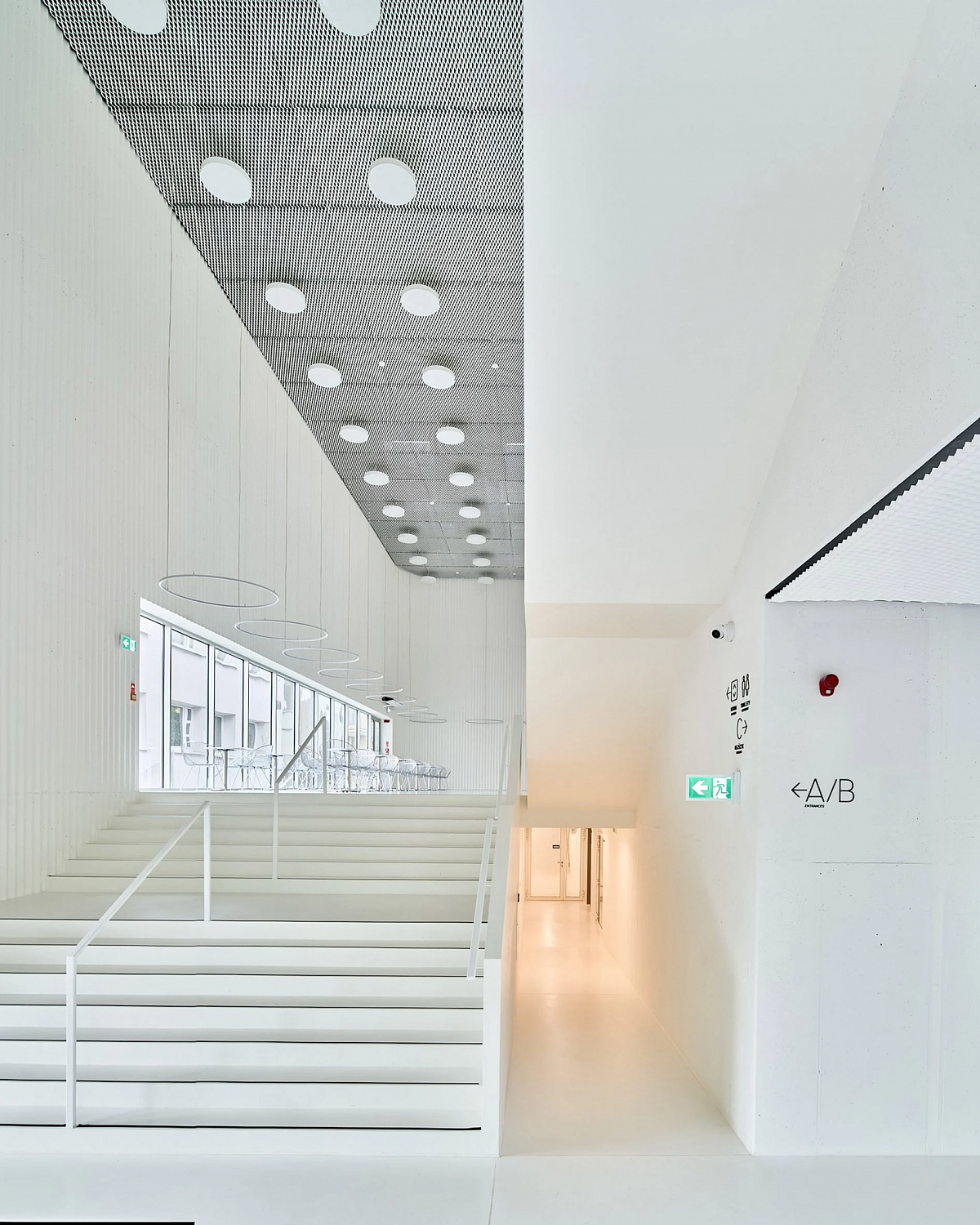 SLAS Architekci окутывает польский концертный зал зеркальным стальным фасадом
