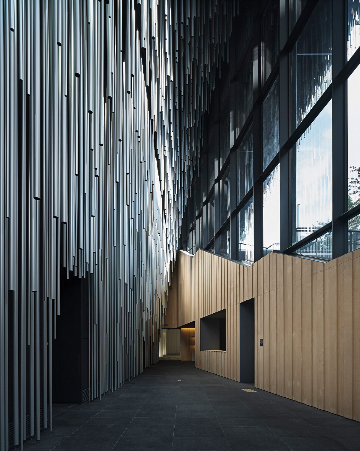 Kengo Kuma окутывает музей в Сеуле каскадными алюминиевыми трубами