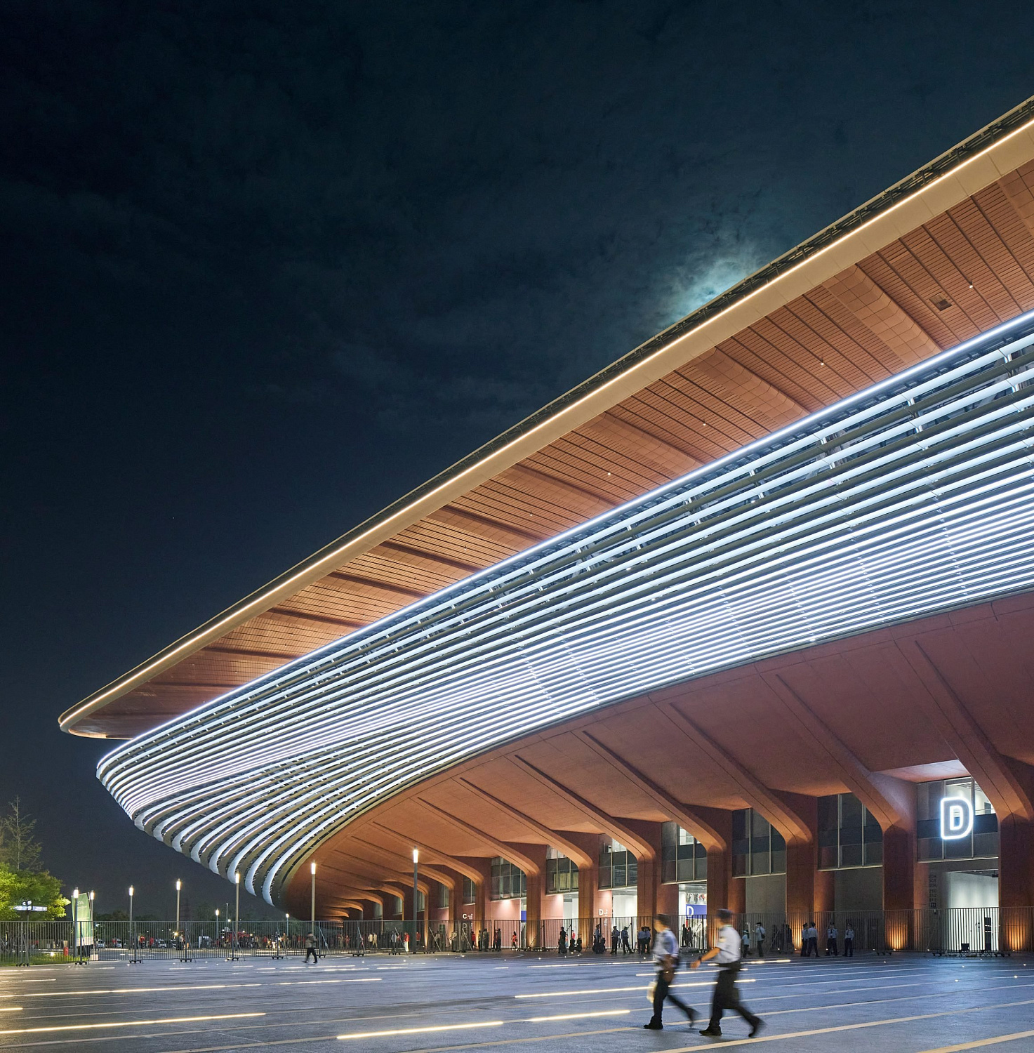 Zaha Hadid Architects построила стадион в форме седла в китайском Сиане