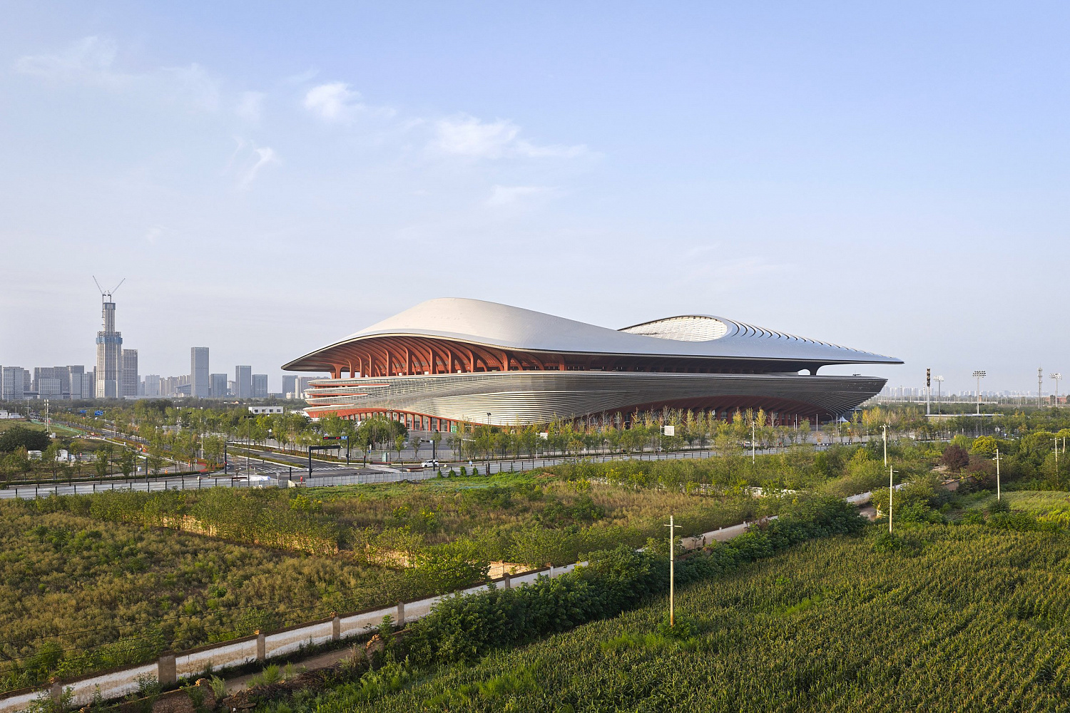 Zaha Hadid Architects построила стадион в форме седла в китайском Сиане