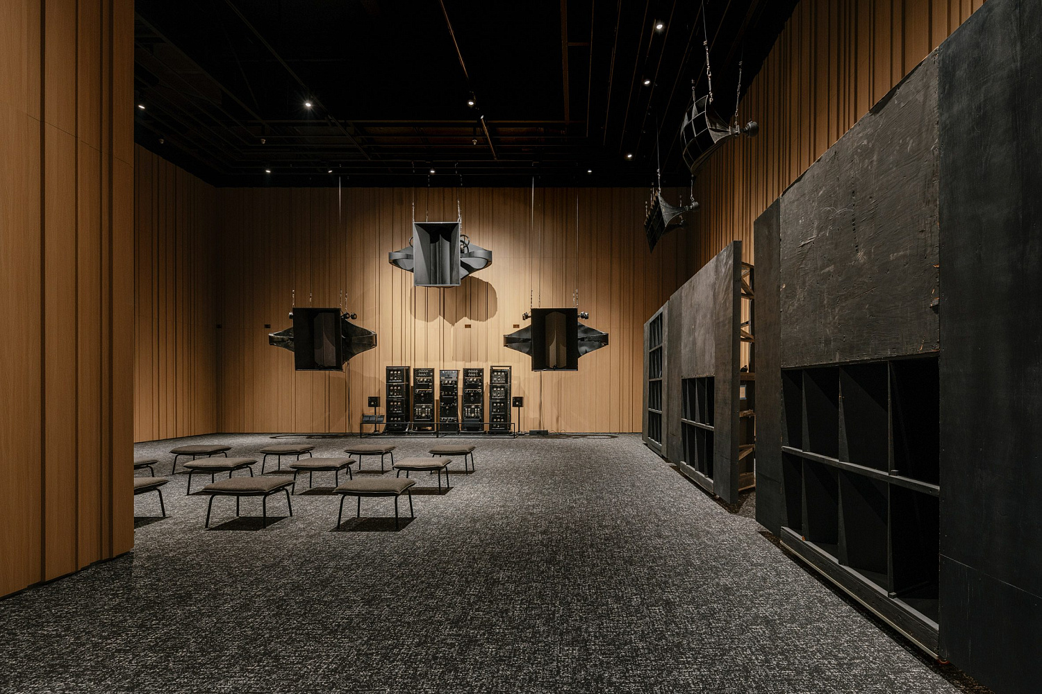 Kengo Kuma окутывает музей в Сеуле каскадными алюминиевыми трубами