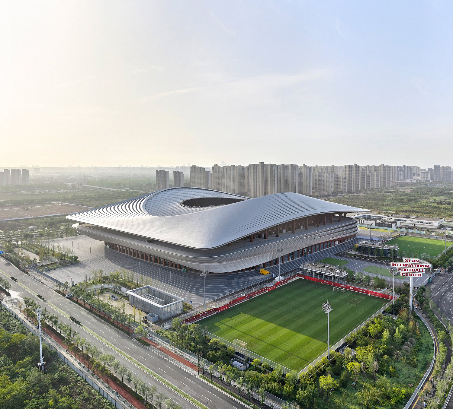 Zaha Hadid Architects построила стадион в форме седла в китайском Сиане